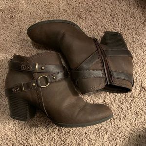 Women’s boots size 9.5